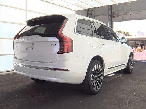 Crystal White 2026 Volvo XC90 Plus