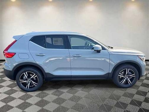 2025 Volvo XC40 Core