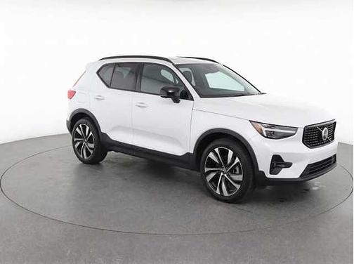Crystal White 2024 Volvo XC40 Plus