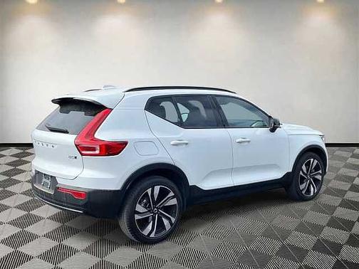 2023 Volvo XC40 B5 AWD Ultimate Dark