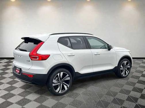 2023 Volvo XC40 B5 AWD Ultimate Dark