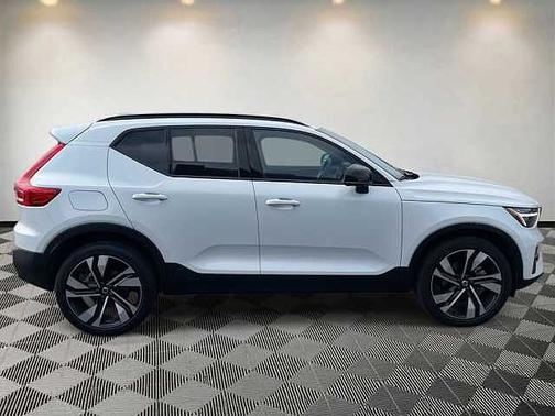 2023 Volvo XC40 B5 AWD Ultimate Dark
