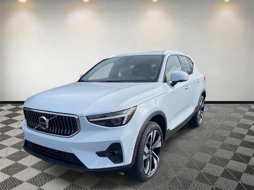 2025 Volvo XC40 B5 Ultra Bright Theme