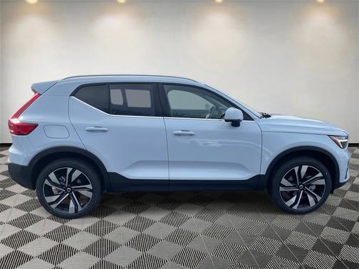 2025 Volvo XC40 B5 Ultra Bright Theme