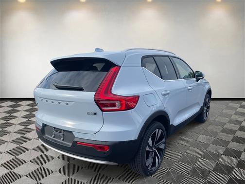 2025 Volvo XC40 B5 Ultra Bright Theme