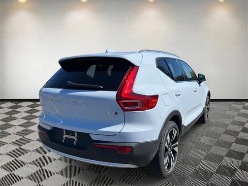 2025 Volvo XC40 B5 Ultra Bright Theme