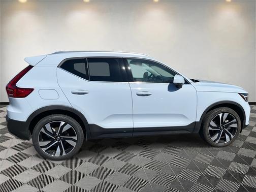 2025 Volvo XC40 B5 Ultra Bright Theme