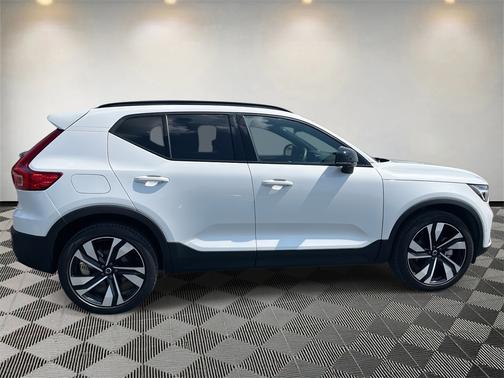 2025 Volvo XC40 B5 Ultra Dark Theme