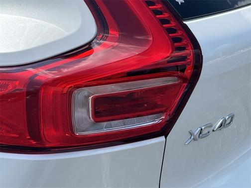 2025 Volvo XC40 B5 Ultra Dark Theme