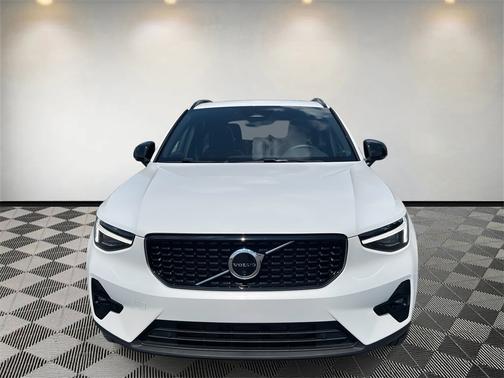 2025 Volvo XC40 B5 Ultra Dark Theme