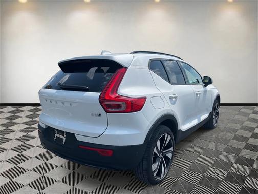 2025 Volvo XC40 B5 Ultra Dark Theme
