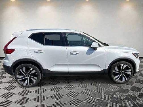 Crystal White 2023 Volvo XC40 B5 AWD Ultimate Bright
