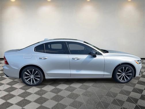 2022 Volvo S60 B5 FWD Momentum