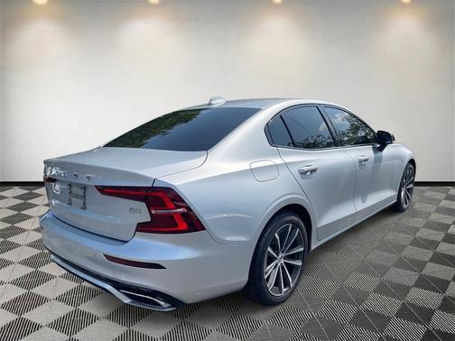 2022 Volvo S60 B5 FWD Momentum