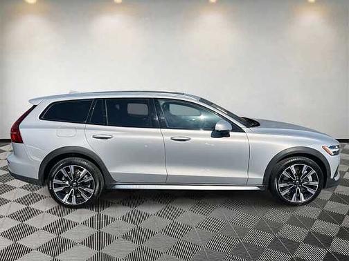 2023 Volvo V60 Cross Country Ultimate