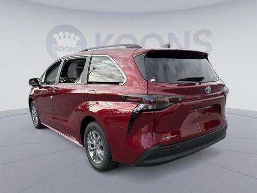 2025 Toyota Sienna LE