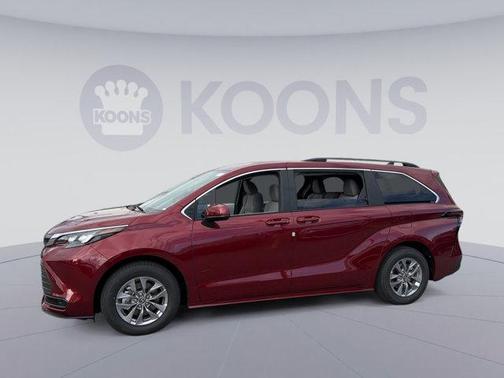 2025 Toyota Sienna LE