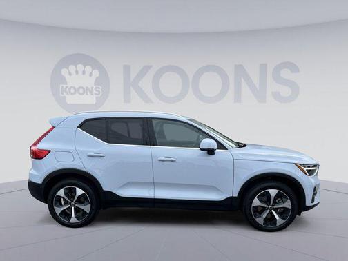 2025 Volvo XC40 B5 Plus Bright Theme