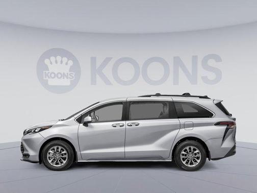 2025 Toyota Sienna LE
