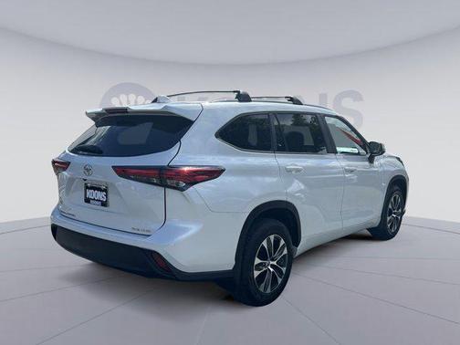 Wind Chill Pearl 2023 Toyota Highlander XLE