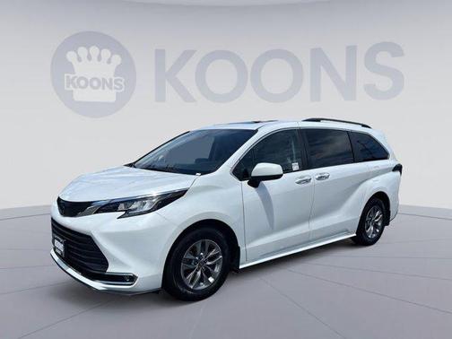 2022 Toyota Sienna XLE 8 Passenger