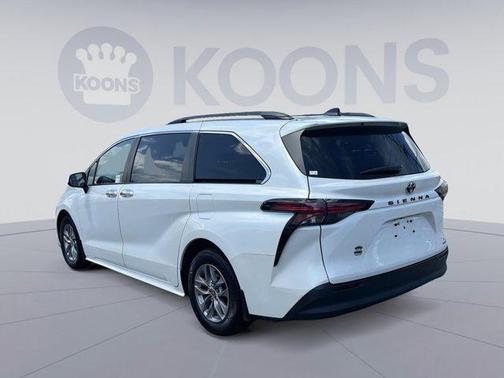 2022 Toyota Sienna XLE 8 Passenger