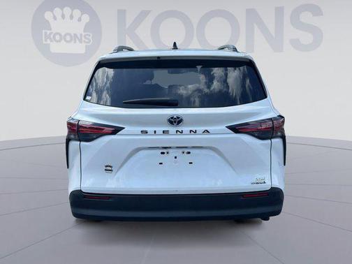 2022 Toyota Sienna XLE 8 Passenger