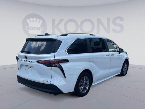 2022 Toyota Sienna XLE 8 Passenger