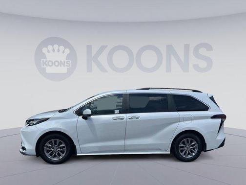 2022 Toyota Sienna XLE 8 Passenger
