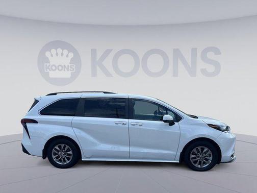 2022 Toyota Sienna XLE 8 Passenger