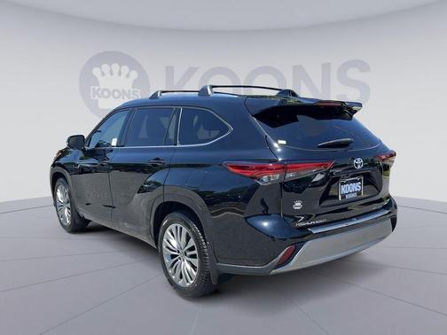 Midnight Black Metallic 2023 Toyota Highlander Platinum