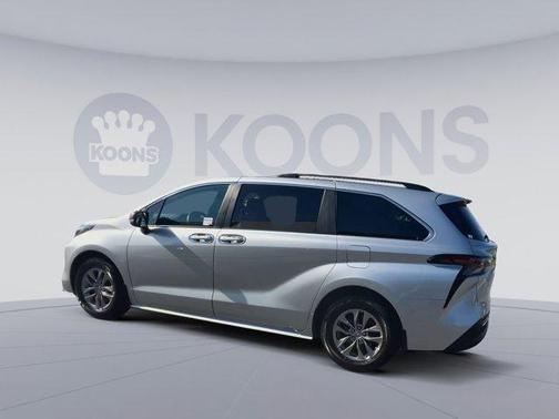 2023 Toyota Sienna LE