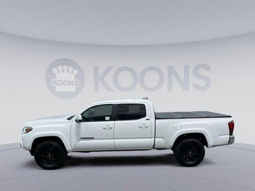 White 2022 Toyota Tacoma SR5