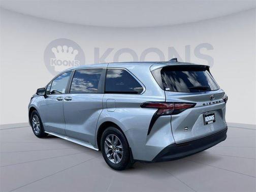 2021 Toyota Sienna XLE 8 Passenger