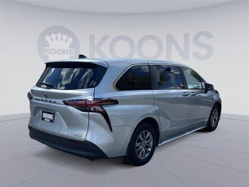 2021 Toyota Sienna XLE 8 Passenger