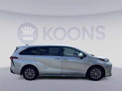 2021 Toyota Sienna XLE 8 Passenger