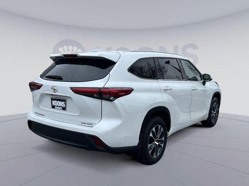 Wind Chill Pearl 2022 Toyota Highlander XLE