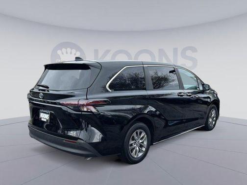 2023 Toyota Sienna XLE 8 Passenger