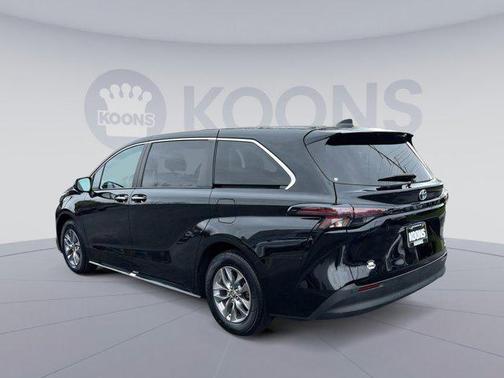 2023 Toyota Sienna XLE 8 Passenger