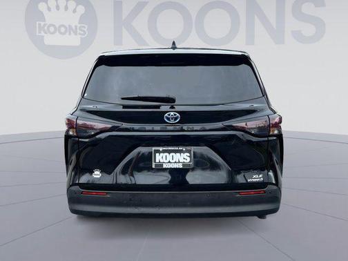 2023 Toyota Sienna XLE 8 Passenger