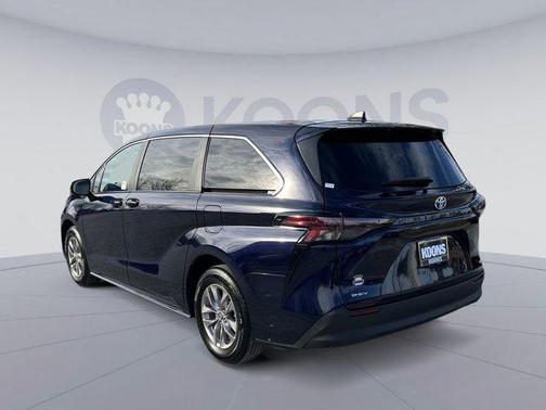 2025 Toyota Sienna LE