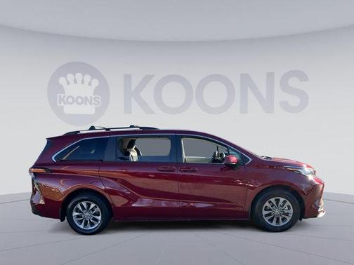 2022 Toyota Sienna LE