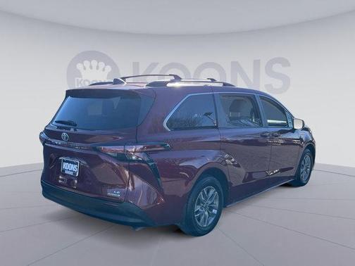 2022 Toyota Sienna LE