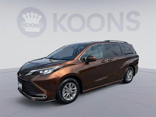 2023 Toyota Sienna XLE 8 Passenger