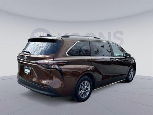 2023 Toyota Sienna XLE 8 Passenger