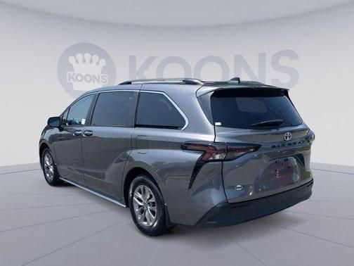 2023 Toyota Sienna XLE 8 Passenger