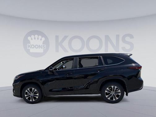 Midnight Black Metallic 2026 Toyota Highlander XLE