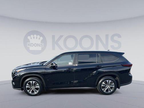 Midnight Black Metallic 2024 Toyota Highlander XLE