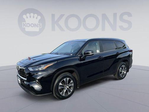 Midnight Black Metallic 2024 Toyota Highlander XLE