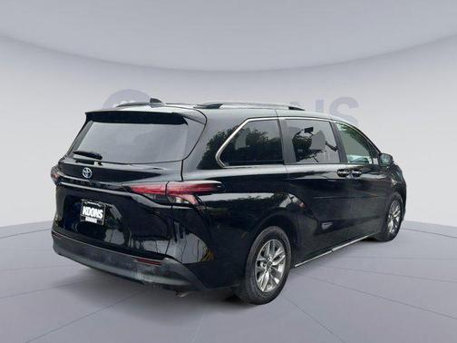 2022 Toyota Sienna XLE 7 Passenger